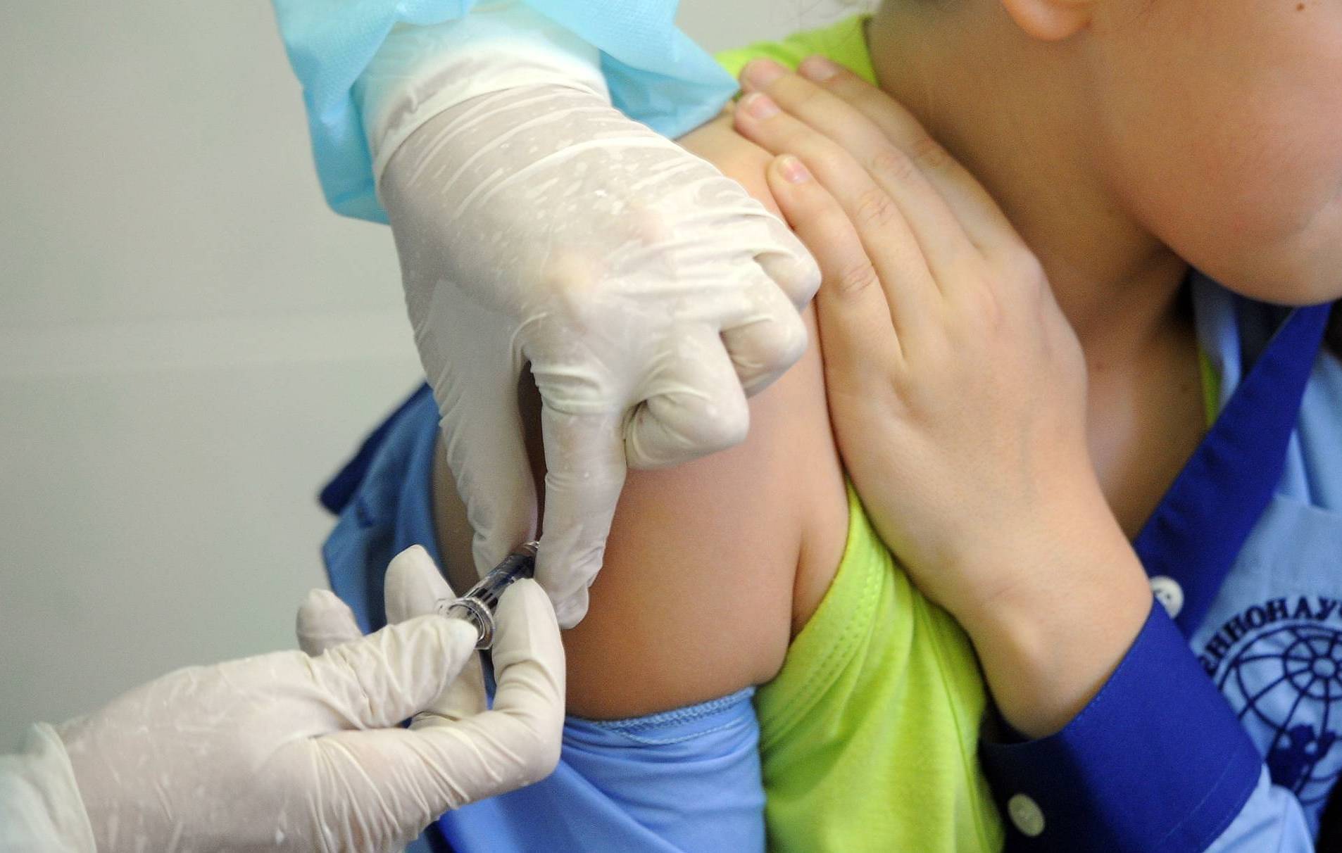 Поставить прививку ребенку екатеринбург. Вакцинация детей. Иммунизация детей. Прививка детям.