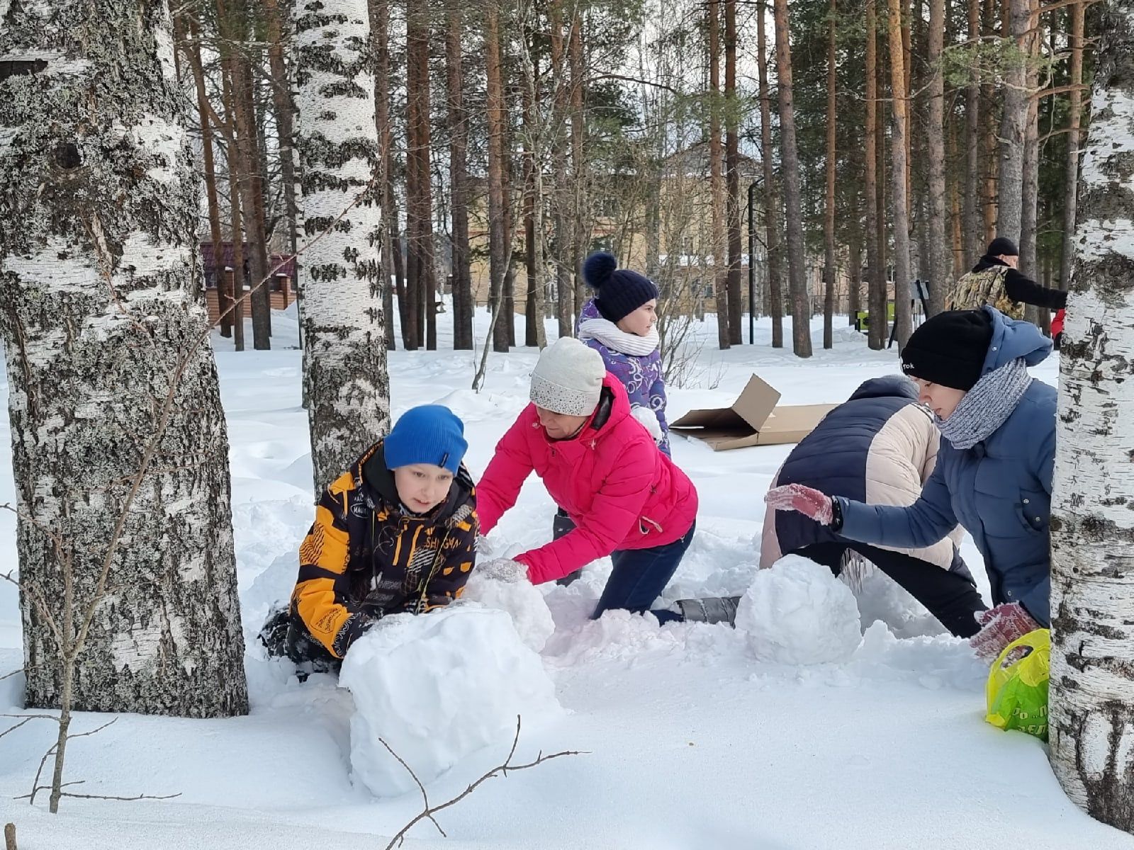 Новости ухта программа день. Снежная Ухта. Ухта сегодня. Скульптуры Ухта. Ухта снежные горки фото.