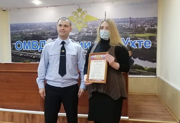 В Ухте поощрили сотрудницу охраны торгового центра, которая всеми силами пыталась уберечь пенсионерку от мошенников