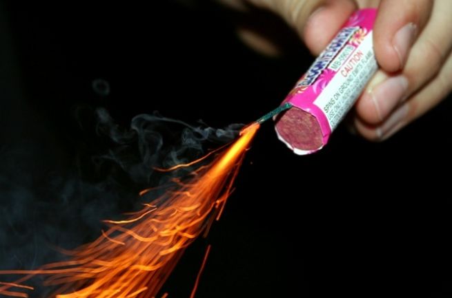 Пиротехнику с сегодняшнего дня запускать можно не везде