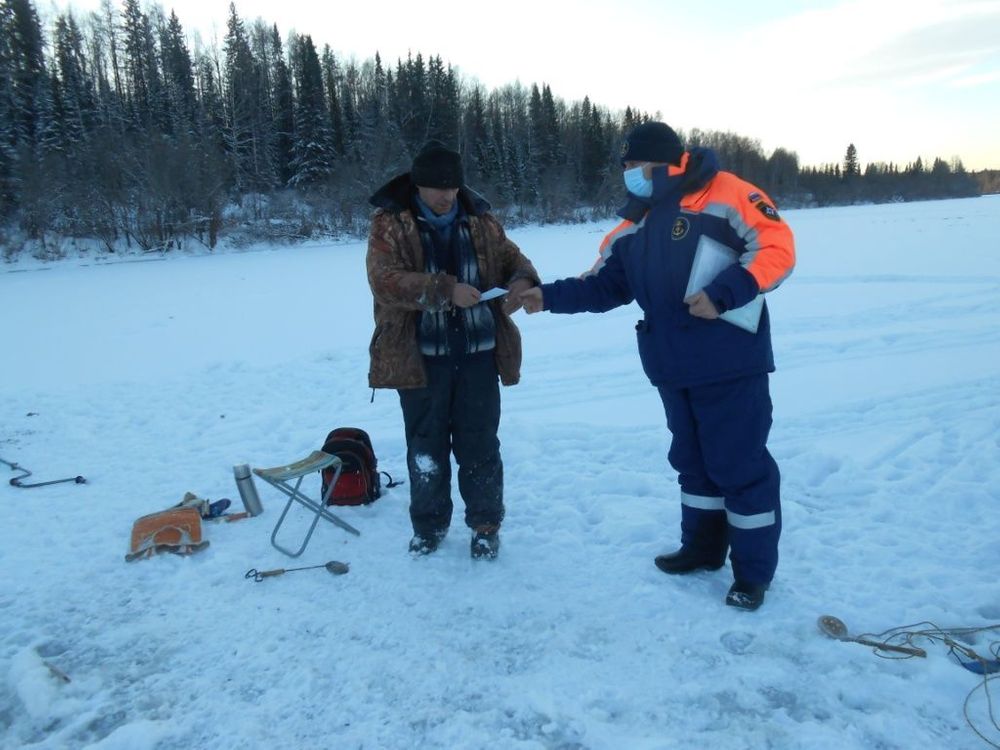Рыбакам напомнили правила поведения на льду