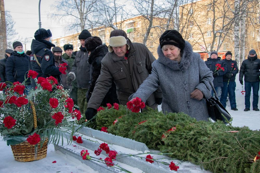 В Ухте возложили цветы к памятным знакам