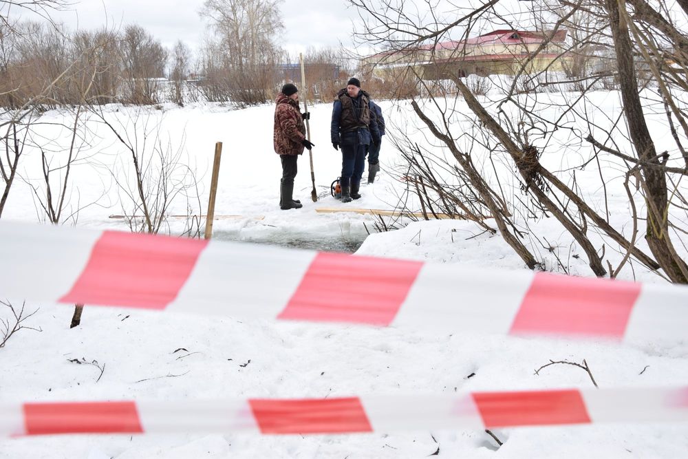 Спасатели уничтожили нелегальную переправу через реку Ухта