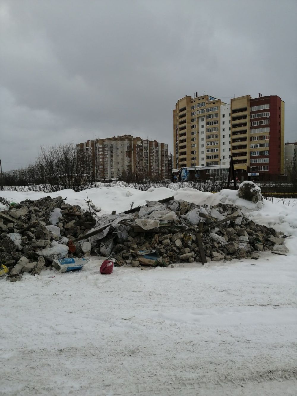 Мусор закапывают прямо на въезде в Ухту, но в этом никто не виноват?