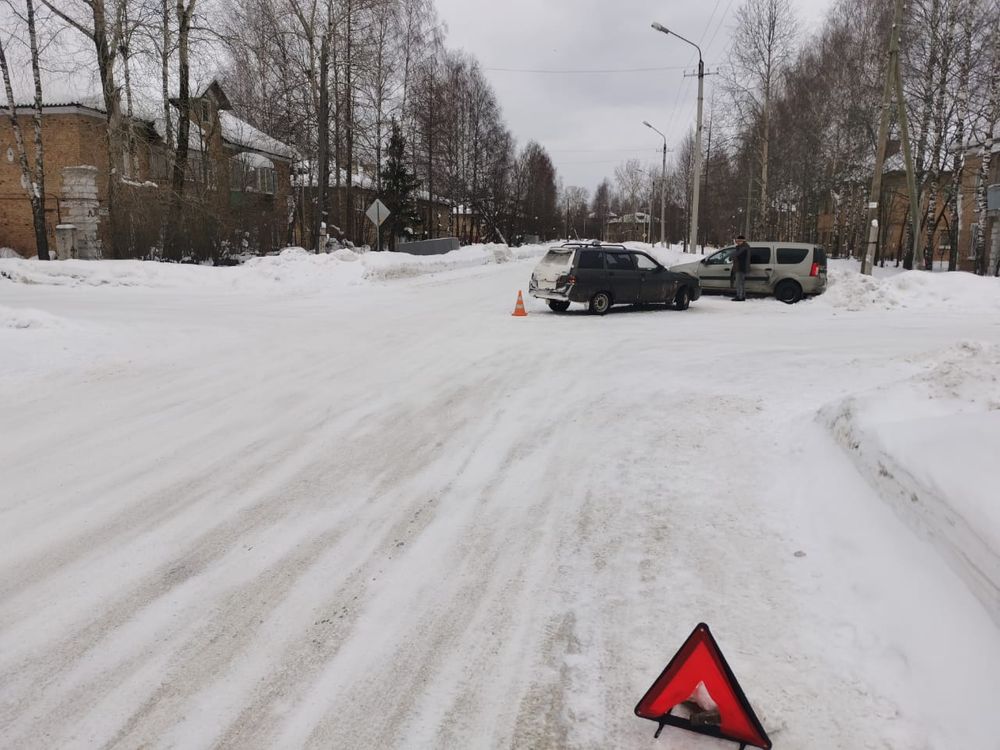 ВАЗ-21110 и "Лада Ларгус" не поделили дорогу