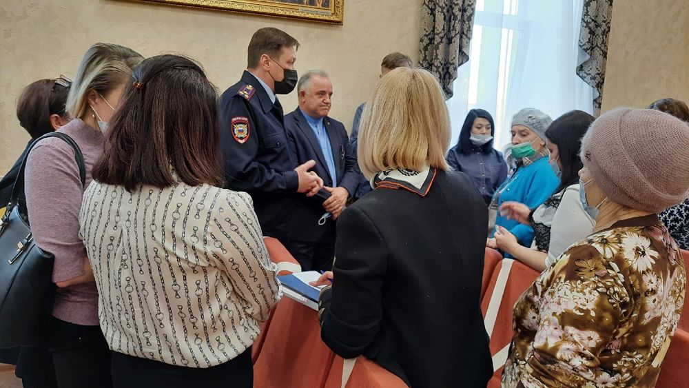 Заседание совета завершилось общением с избирателями