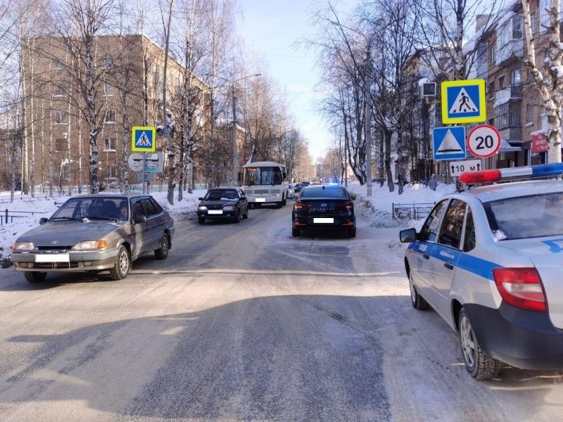 В Ухте на пешеходном переходе сбили 11-летнюю девочку
