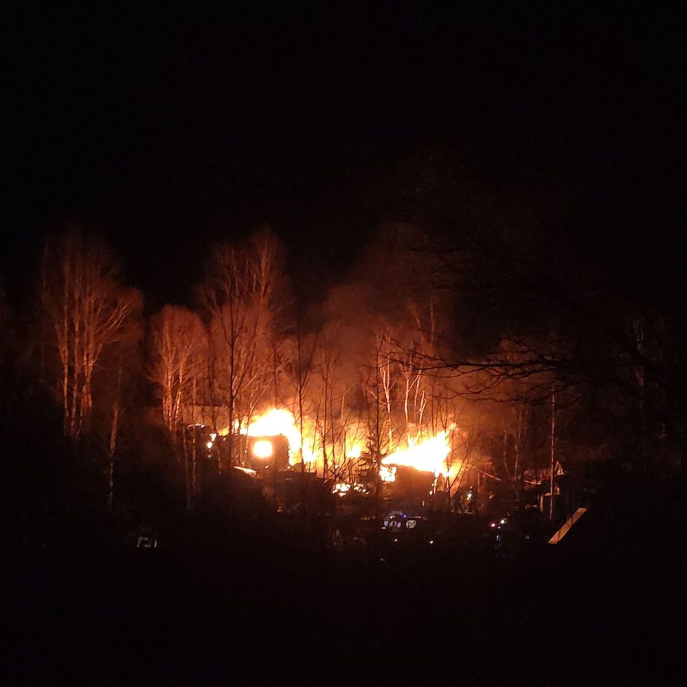 Пожарные два часа тушили хозпостройки  на Дежнева