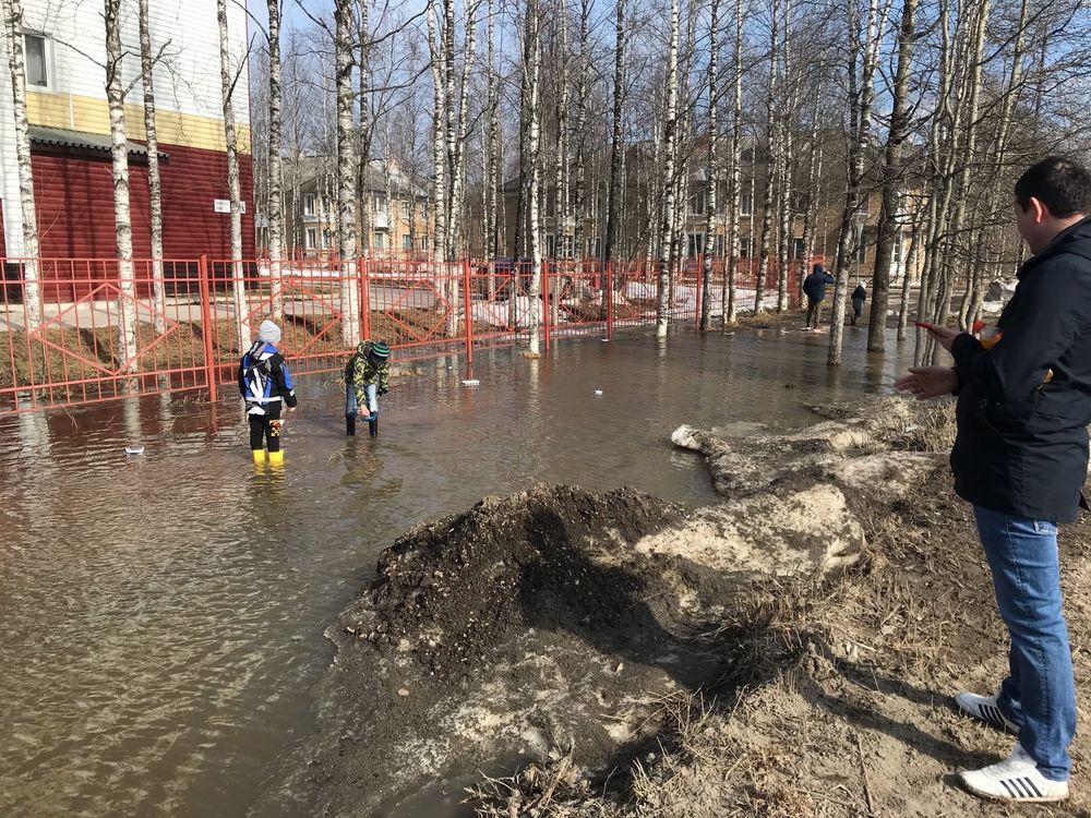 Кораблики-кораблики: Жители Яреги провели регату в местной луже