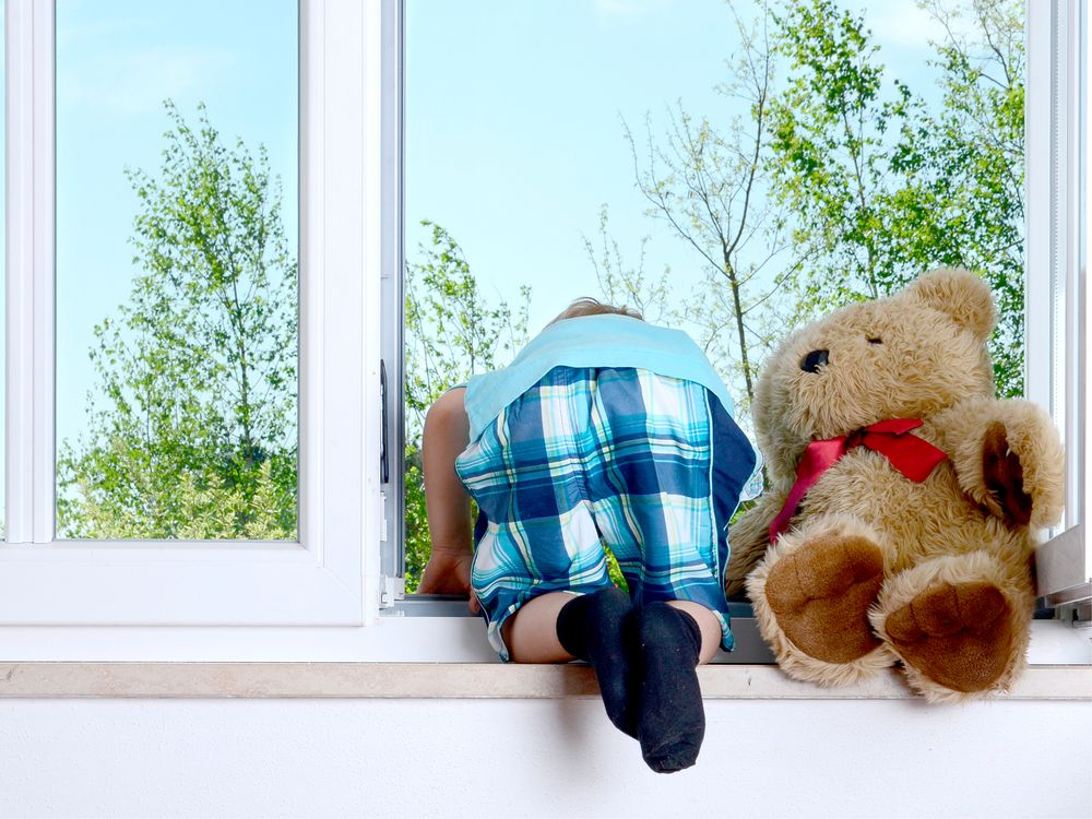 Трёхлетний ребенок выпал из окна