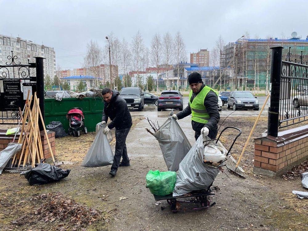 Участников субботника на мемориальном кладбище не испугала плохая погода