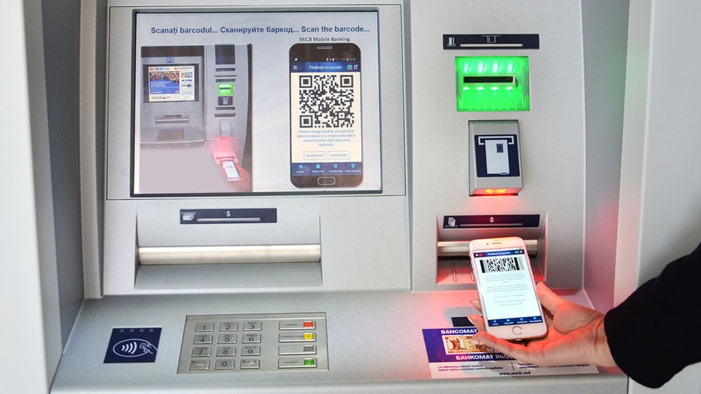Банки разрешат снимать наличные в банкомате по QR-коду с чужой карты