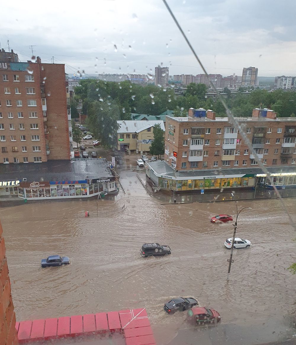 Теряли номера, текли крыши и две дачи сгорели: Подробности вчерашней грозы  в Ухте