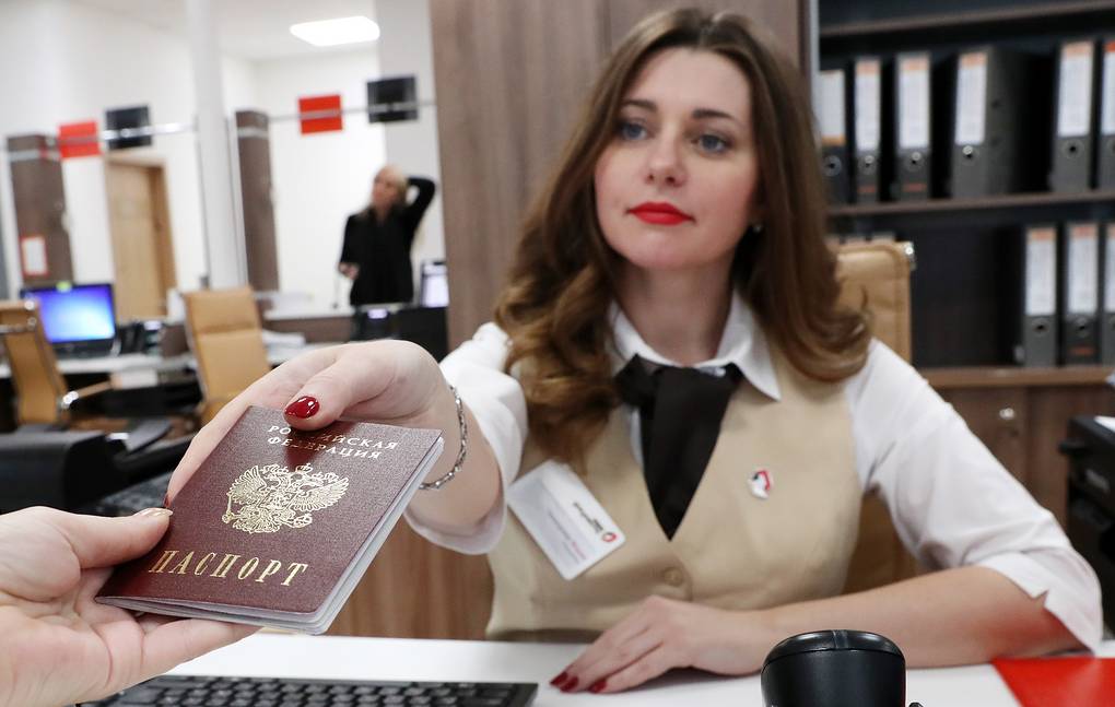 Минцифры примет решение о замене бумажного паспорта смарт-картой до конца года