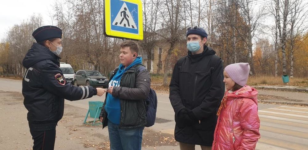 В Ухте пешеходам напомнили, как безопасно переходить дорогу