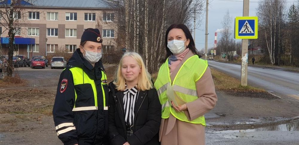 Автоинспекторы и родительский патруль  напомнили школьникам, чтобы они были внимательней на дорогах