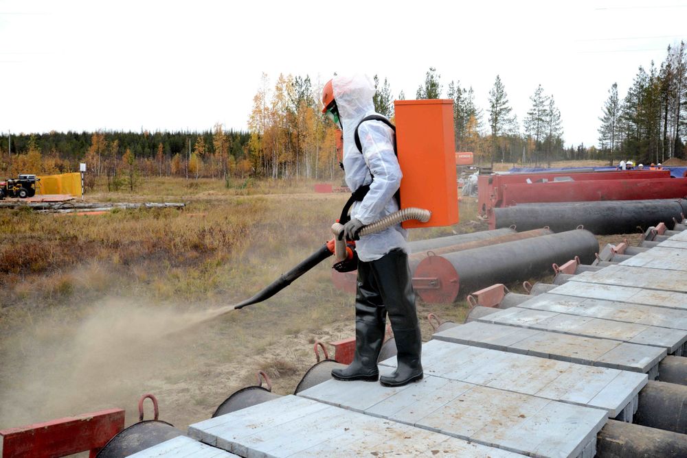 В Коми учились ликвидировать разливы нефти в болоте