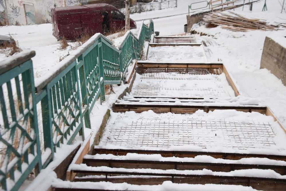 Подрядчик не справился: Спецавтодор обустроит временные  лестницы на проспекте Ленина