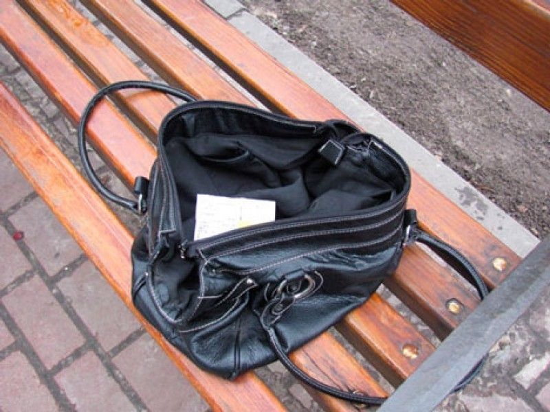 Под предлогом возврата утерянной сумки аферист выманил у ухтинки 3000 рублей