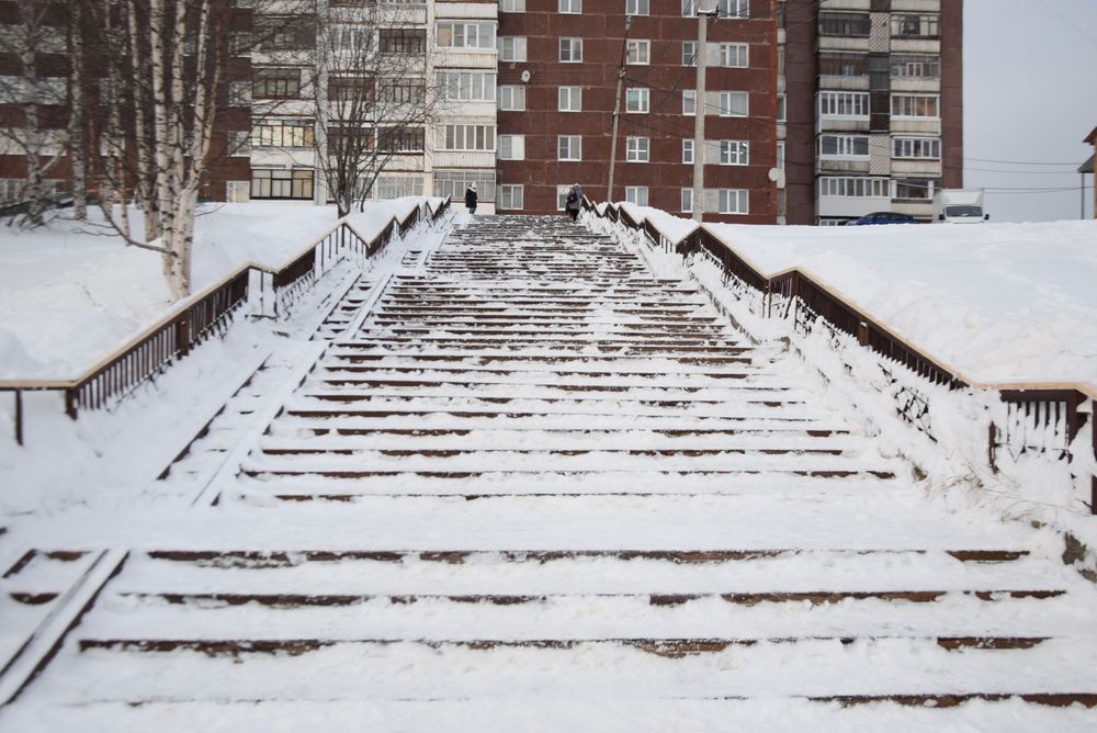 В Ухте ввели в эксплуатацию временную деревянную лестницу между домами №34 и №36 по проспекту Ленина