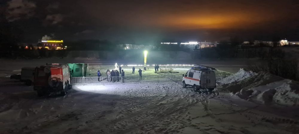 Ночью в Крещенскую купель в Ухте окунулись более 500 человек