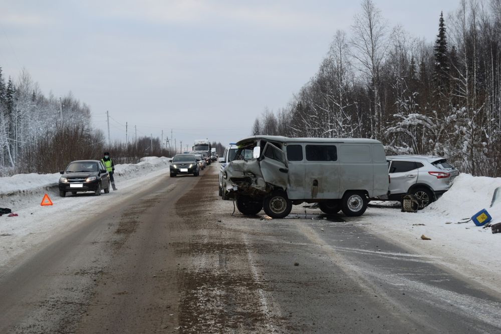 На дороге в Дальний произошло лобовое столкновение двух автомобилей