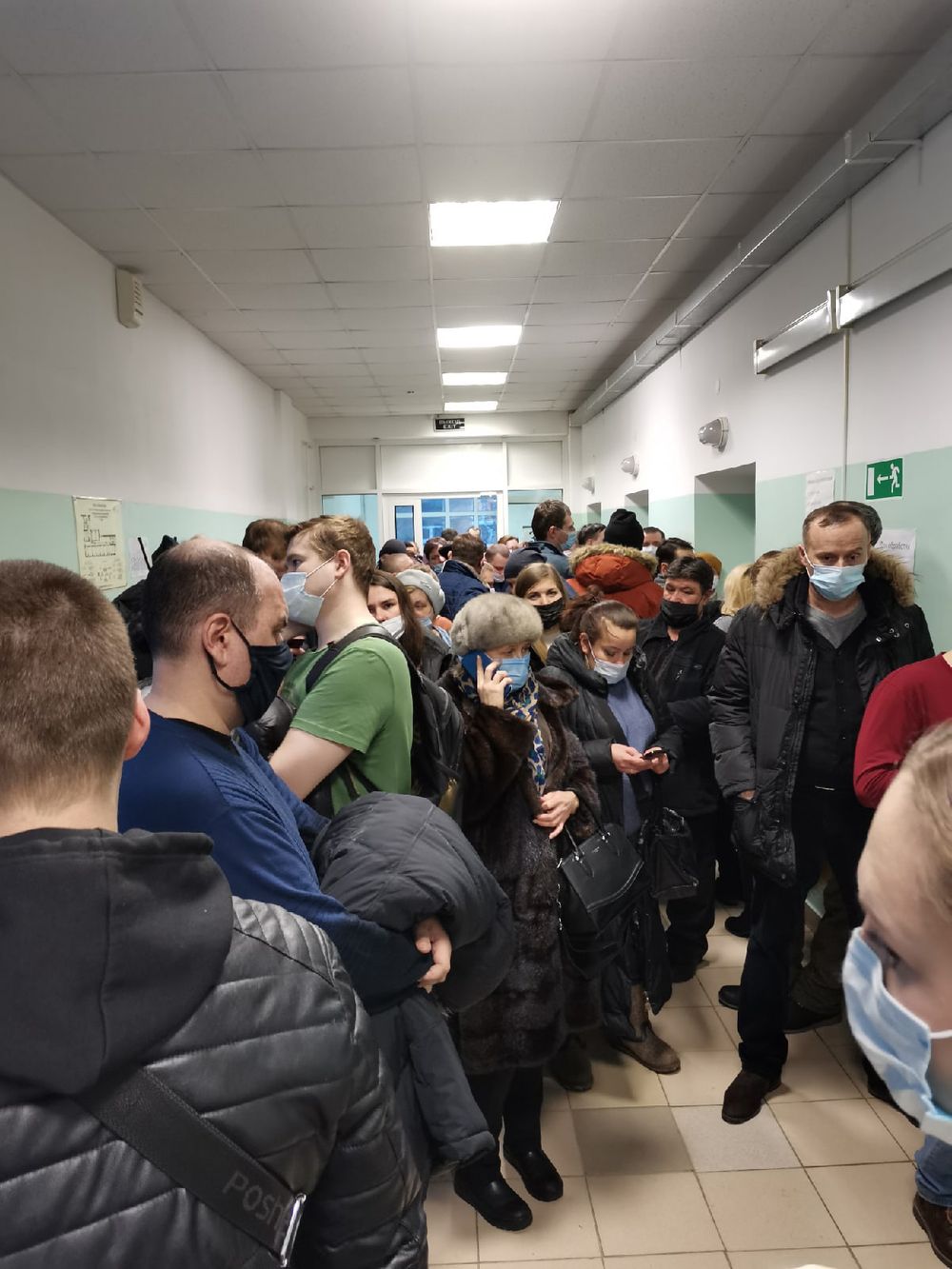 "В ковидный центр Ухты вместо 150 пациентов пришли почти 500" - минздрав Коми прокомментировал ситуацию с огромной очередью в ковидном центре Ухты