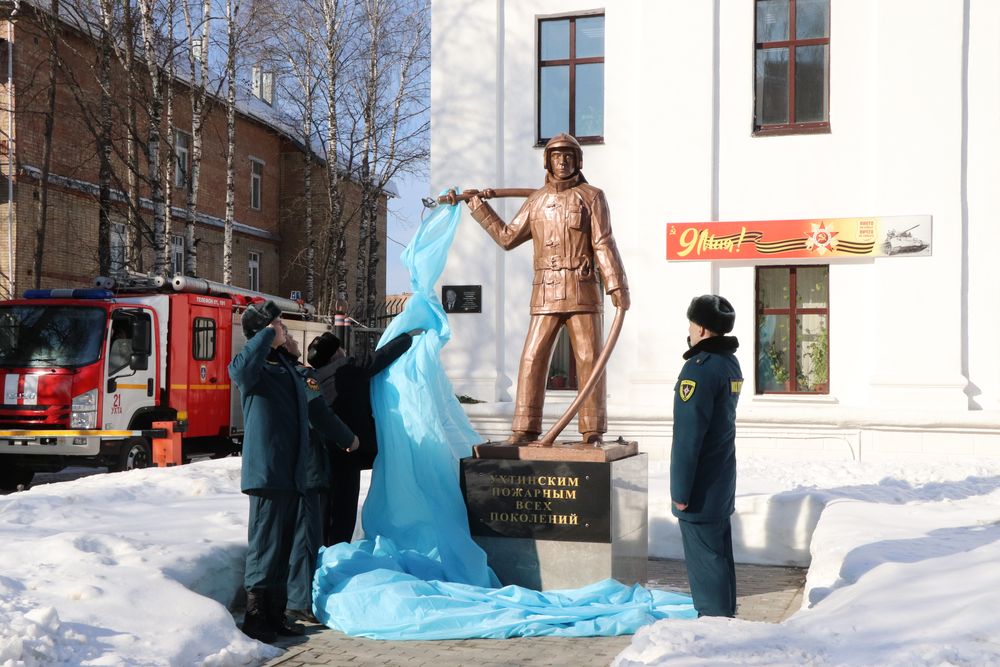 В Ухте открыли «памятник пожарным всех поколений»