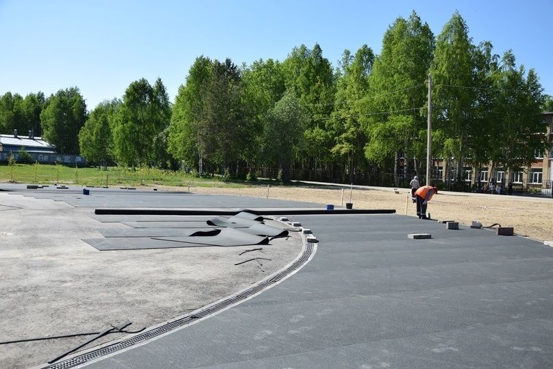 В физкультурно-оздоровительном комплексе в Дальнем идёт укладка покрытия