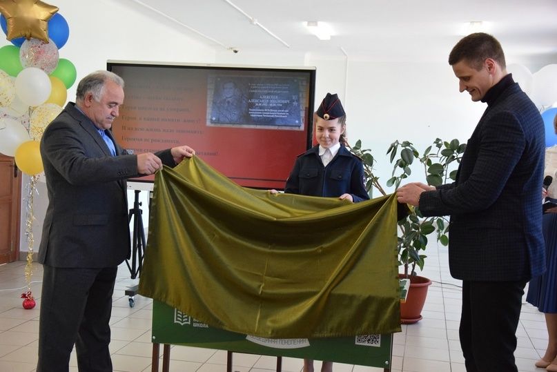 В Ухте появилась парта Героя России