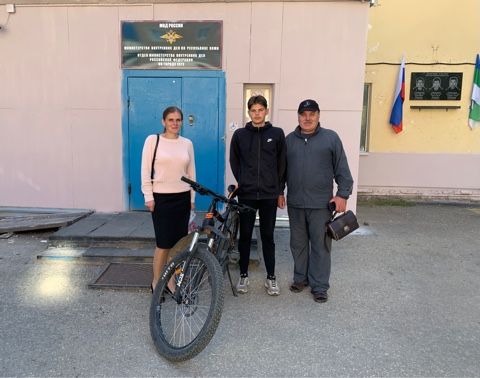 В Ухте сотрудники полиции вернули владельцам похищенный год назад велосипед