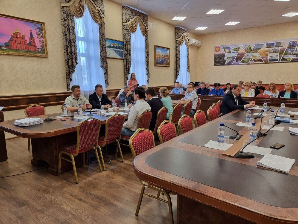 Депутаты повысили зарплату некоторым чиновникам, приняли в городскую казну светоотражатели, хоккейные клюшки и школьный автобус