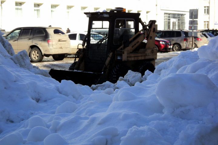 Расчищавших улицы Сосногорска трактористов привлекли за пьяную езду