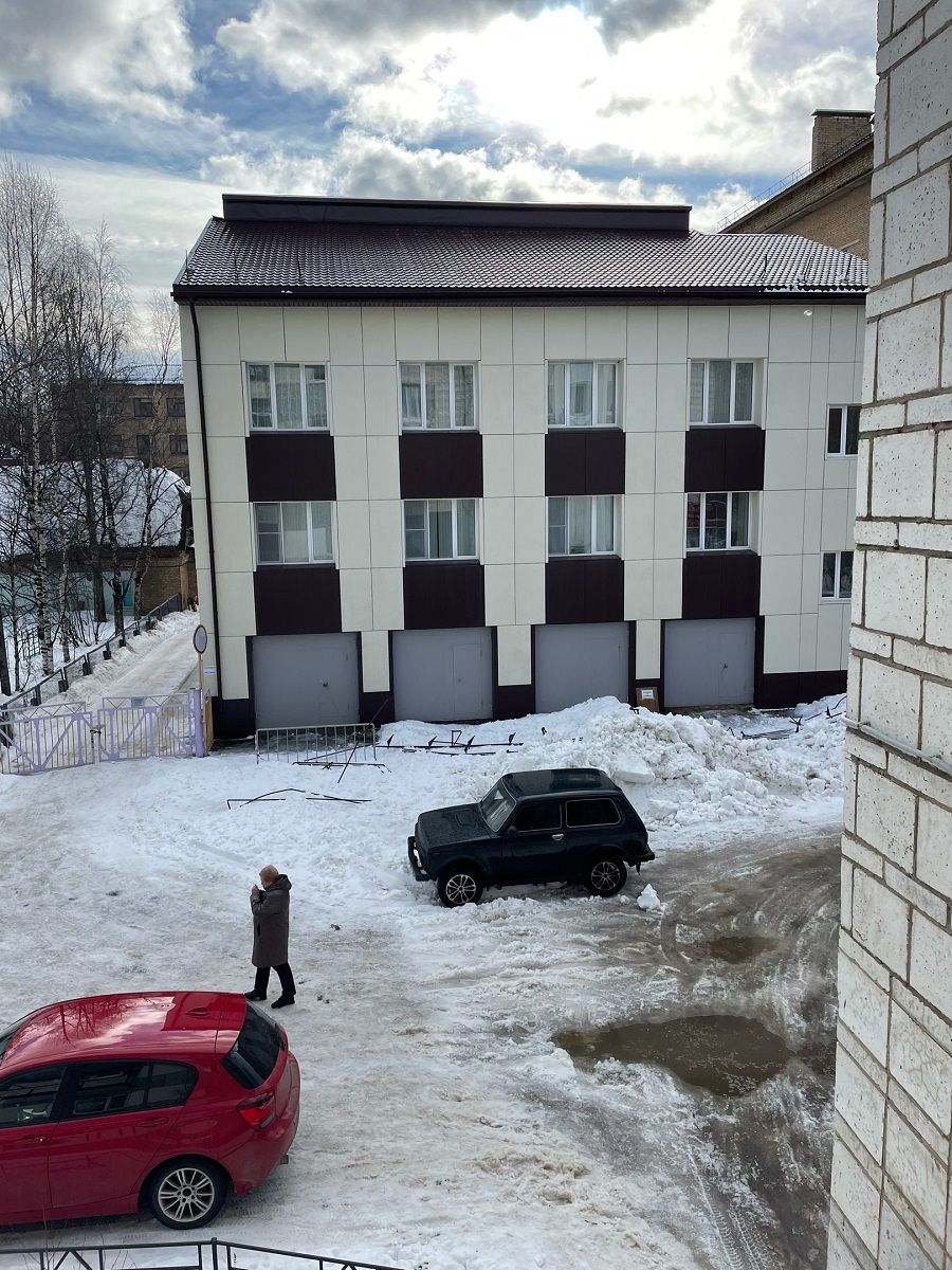 В Ухте с крыши ведомственного здания сошла лавина