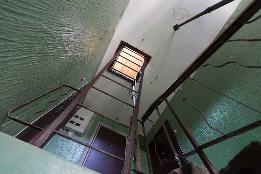 В Ухте помощь спасателей потребовалось нетрезвому мужчине, который оказался на крыше многоквартирного дома