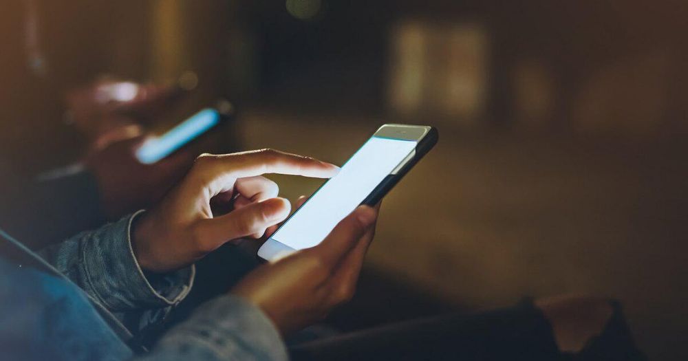 Госдума запретила школьникам использовать телефоны на уроках