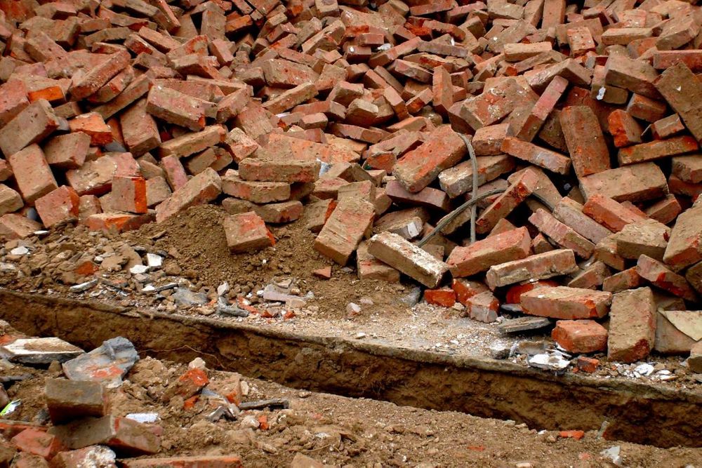 После вмешательства прокуратуры Ухты снесена бесхозяйная пристройка к многоквартирному дому