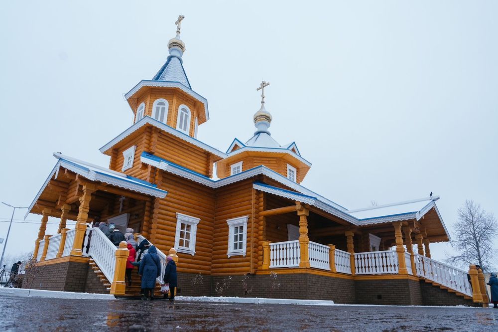 На Яреге сегодня освятили православный храм