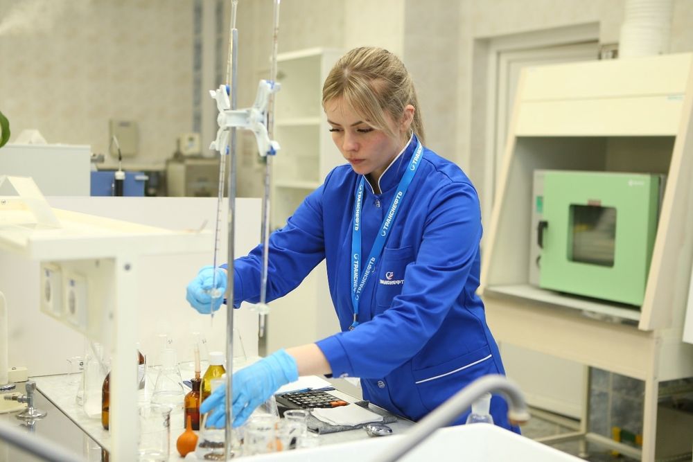 Испытательные лаборатории АО «Транснефть – Север» провели свыше 9,5 тысяч исследований нефти за первое полугодие 2025 года