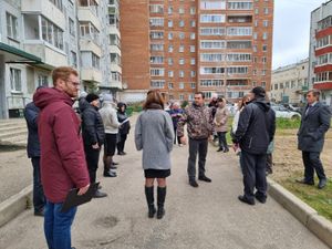 Муниципалитет передает жителям дворы в ненадлежащем состоянии. Людям это не нравится. Странно, правда?