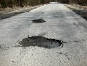 На трассе Ухта - Троицко-Печорск отремонтируют 8 км разбитых дорог