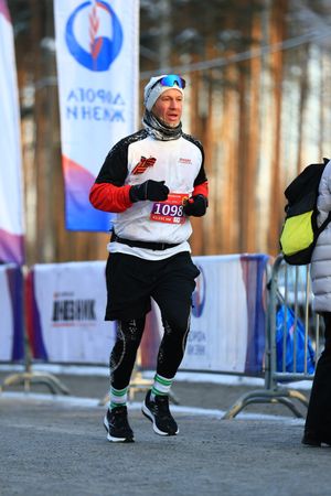 На марафоне «Дорога жизни», прошедшем в Санкт-Петербурге, усинский бегун Андрей Скворцов пронес по маршруту имена своих земляков, защищавших город.