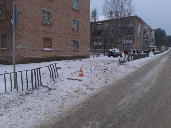 В Ухте нашли водителя, который еще 14 декабря снес ограждение и вылетел на тротуар в поселке Водный
