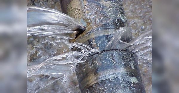 На проспекте Ленина вода бьет ключом