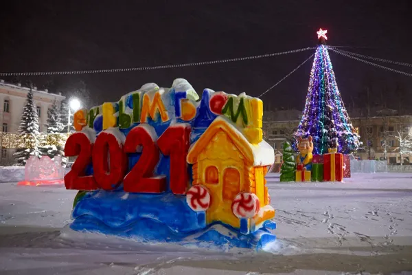 В этом году  на Первомайской площади в снежном городке  установили ледовые фигуры. Просто снега на всё не хватило