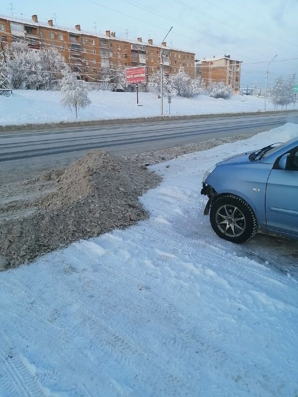 После снегоуборщиков ухтинцы вынуждены искать лопаты