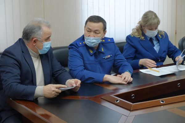 В Ухте заместитель прокурора республики ответил на вопросы местных жителей и зоозащитников