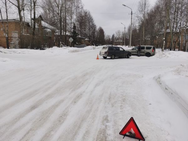 ВАЗ-21110 и "Лада Ларгус" не поделили дорогу