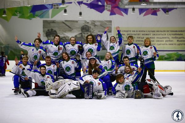 Девчонки, в хоккей играть хотите?