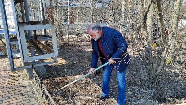 Сегодня глава Ухты вышел на субботник и попросил ухтинцев сделать то же самое